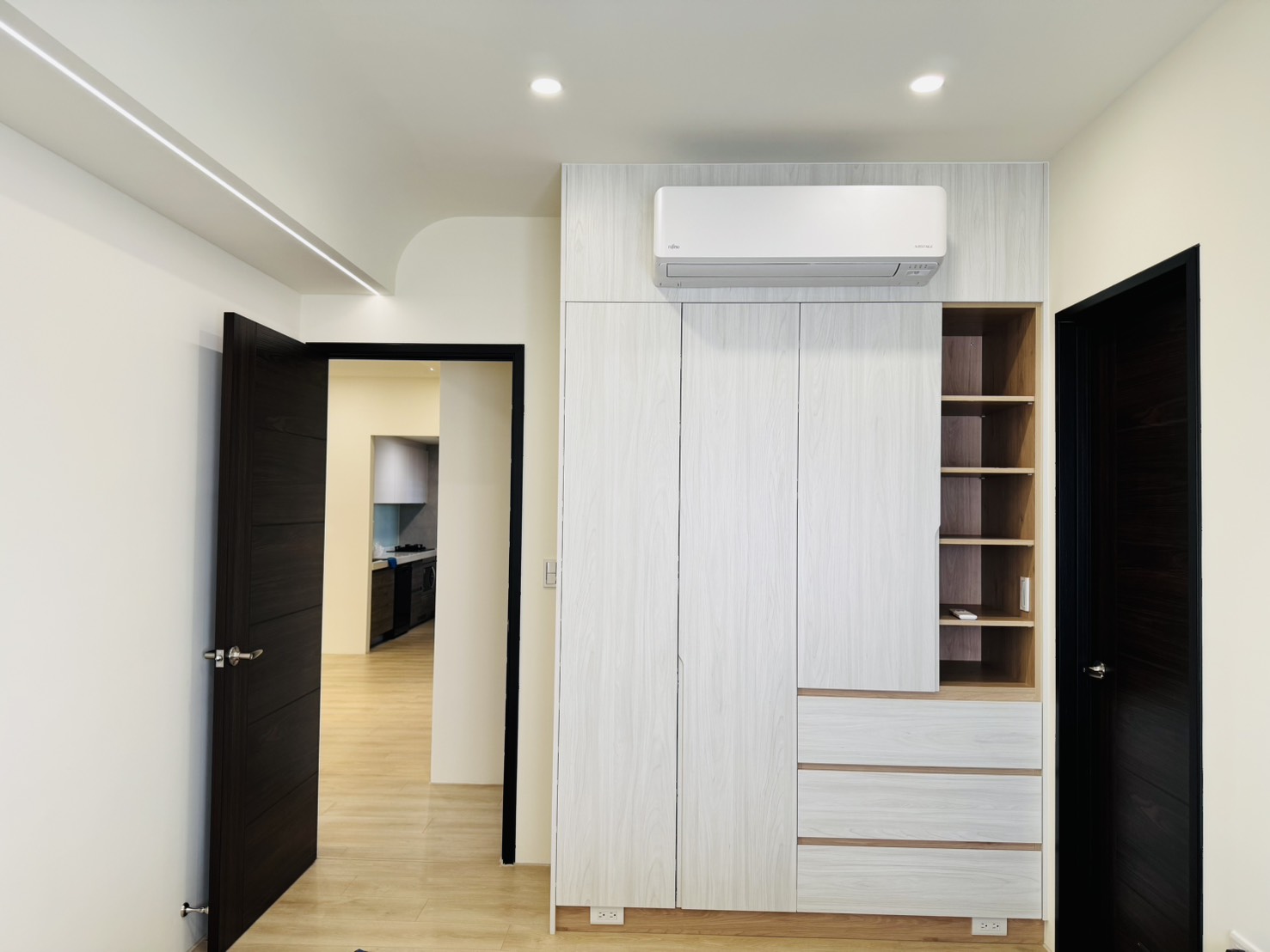 臥室 BEDROOM